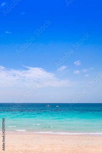 Fototapeta Naklejka Na Ścianę i Meble -  Beautiful tropical sea and blue sky, phuket, thailand