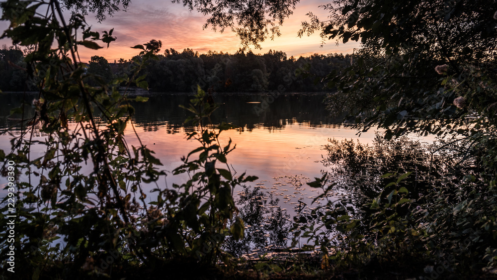 Sonnenaufgang an einem See im Teutoburger Wald