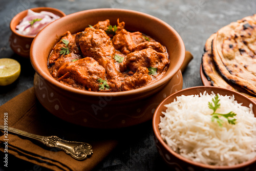 Photos Murgh Makhani / Butter chicken tikka masala served with roti / Paratha and plain rice along with onion salad