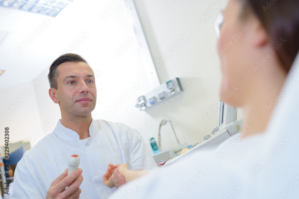 Obraz premium Doctor holding scanning instrument