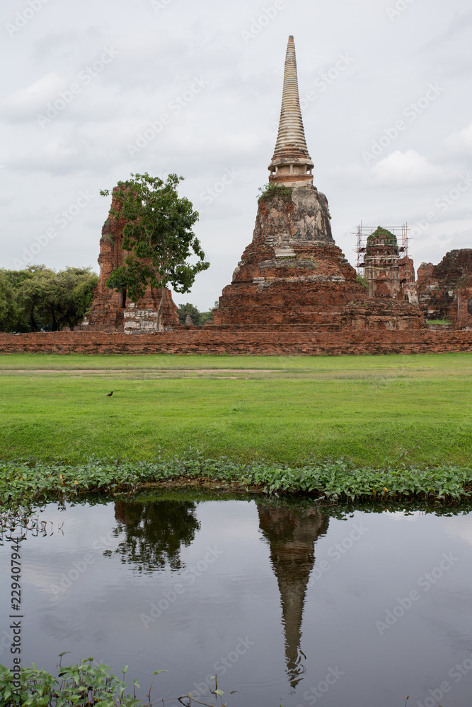 Fototapeta premium ancient temple in ayutthaya thailand