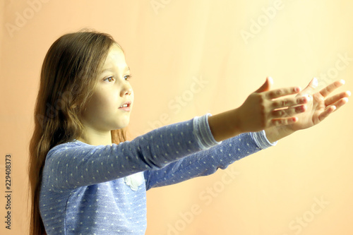 Φωτογραφία Little girl begs and prays