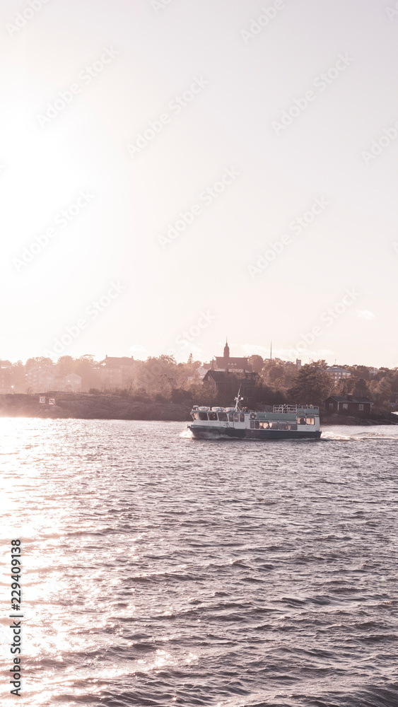 Fähre im Sonnenuntergang Herbst in Helsinki