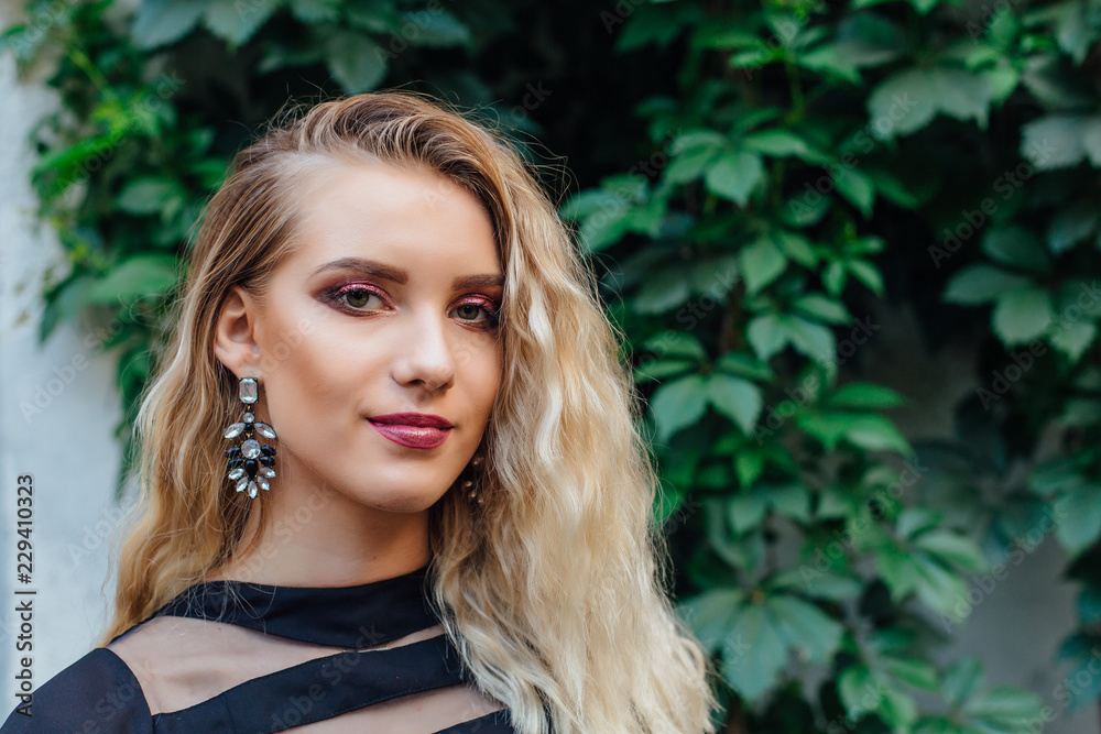 Naklejka premium Attractive lady with blonde hair and bright makeup