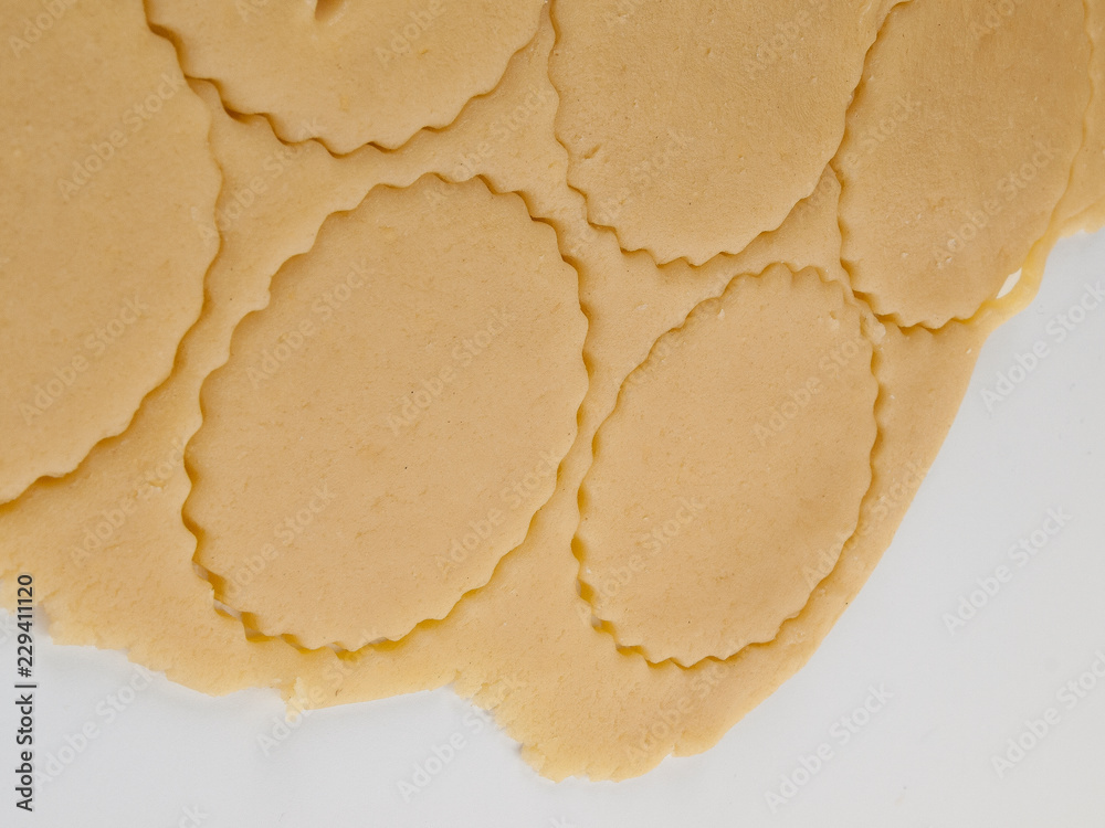 Masa para galletas con recortes de figuras varias visto cenitalmente 2 Masa para galletas con recortes de figuras varias visto cenitalmente 2