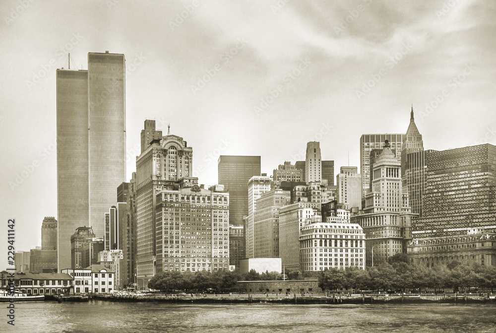 Fototapeta premium Miasto Nowy Jork linia horyzontu od NJ z World Trade Center uwypuklającym jako punkt zwrotny bliźniacze wieże, niszczący w Wrześniu 11, 2001. Sepiowy tło, rocznika styl. Lower Manhattan w NYC, Stany Zjednoczone.