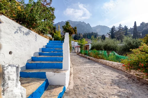 Obraz Ulica w centrum górskiej wioski Zia na wyspie Kos, piękny krajobraz, popularny cel podróży w Europie