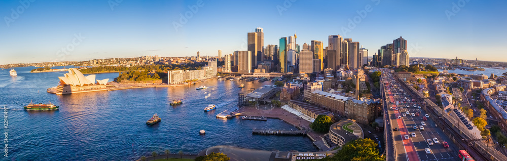 Fototapeta premium Panoramic view of Sydney with the business district and Opera House, Sydney, Australia