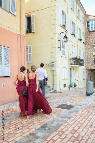 Bridesmaids in beautiful dresses on their way to the Catholic church Notre Dame d'Esperange in Cannes © julia700702