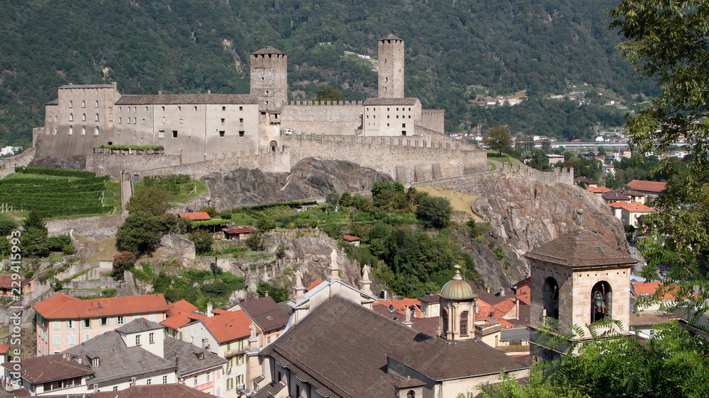 bellinzona città con castello di castelgrande in svizzera