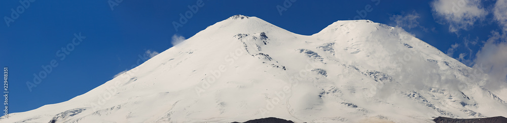 Plakat View of the saddle of Mount Elbrus from the north of the Caucasus Mountains in Russia.