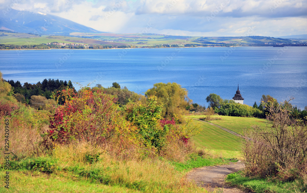 Obraz premium Scenic view of Liptovska lake on summer