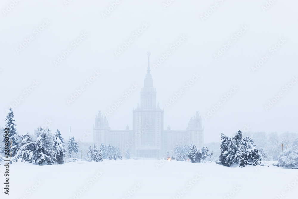 Obraz premium Heavy snowfall in Moscow. houses and streets during blizzard