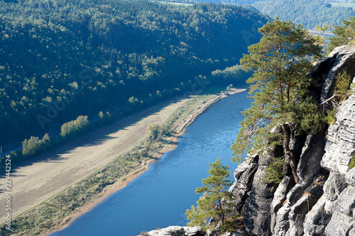 Blick von der Bastei im Elbsandsteingebirge in das Tal der Elbe