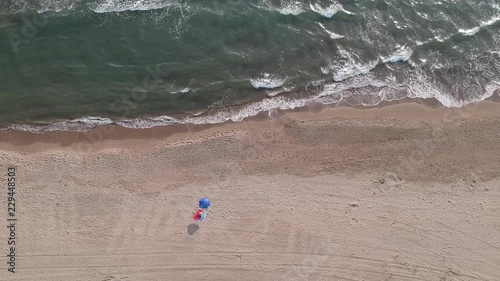 Drone sorvola la spiaggia