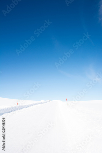 冬の青空と雪道