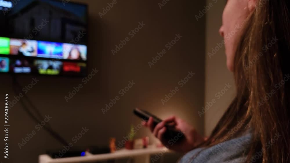 Woman choosing what to watch on streaming service, smart tv.
Mujer buscando que ver en servicio de streaming, smart tv.