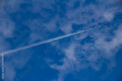 青い空に流れる飛行機雲
