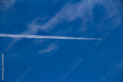 青い空に流れる飛行機雲