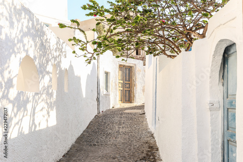 Fototapeta Naklejka Na Ścianę i Meble -  A narrow streets of Oia village in the Greek island Santorini