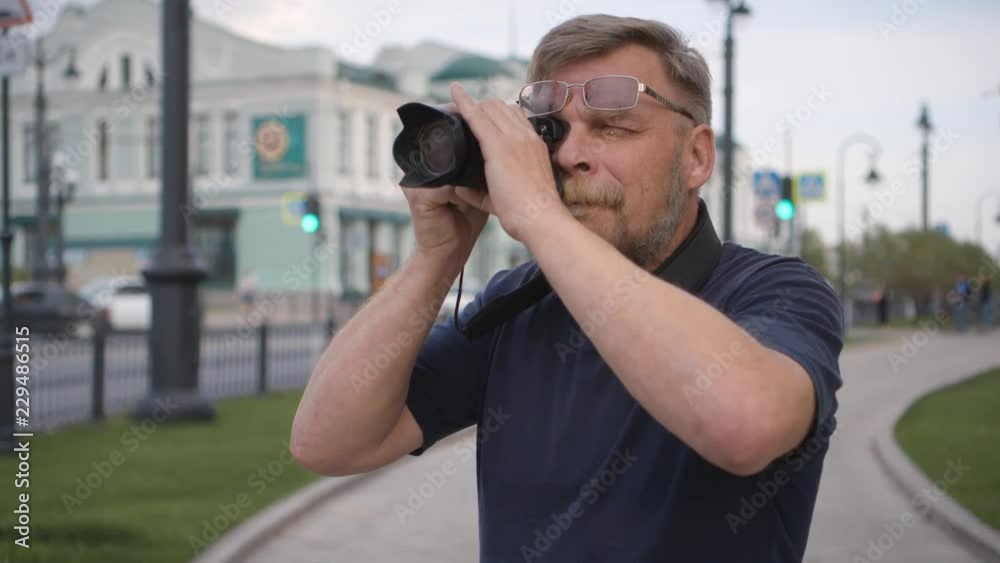 The photographer travels and photographs on the camera. The photographer travels and photographs on the camera.
