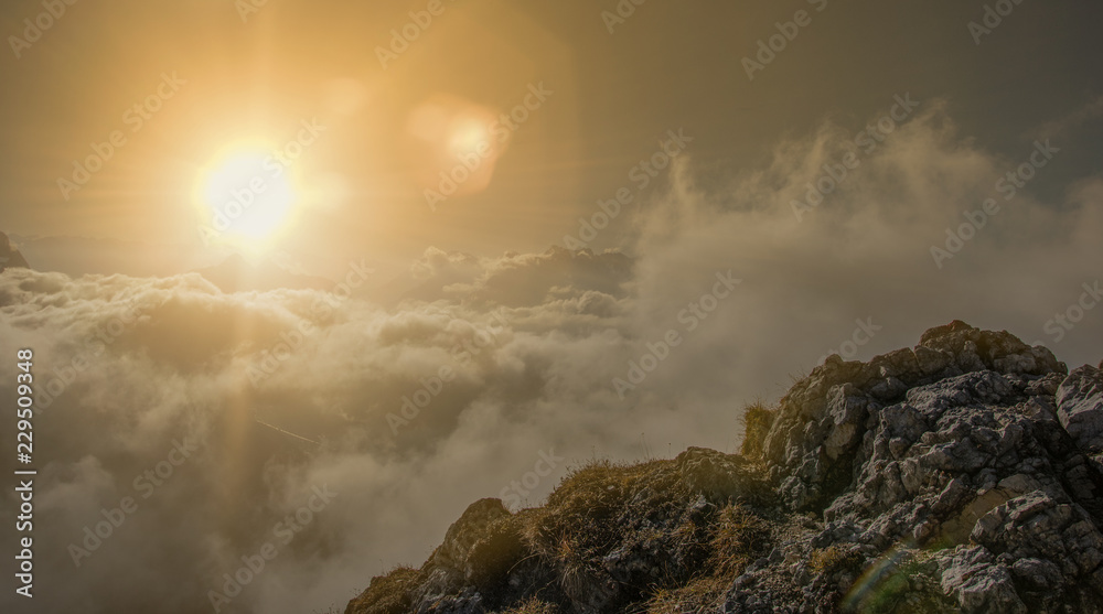 Fototapeta premium Wolken unter dem Gipfel