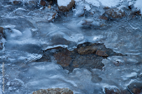 Wasser und Eis, Eisdecke über dem Wasser schmilzt in der Sonne, Klima photo