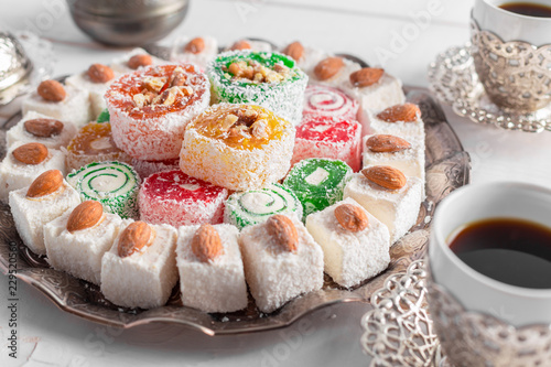 Φωτογραφία Turkish delight on a wooden table