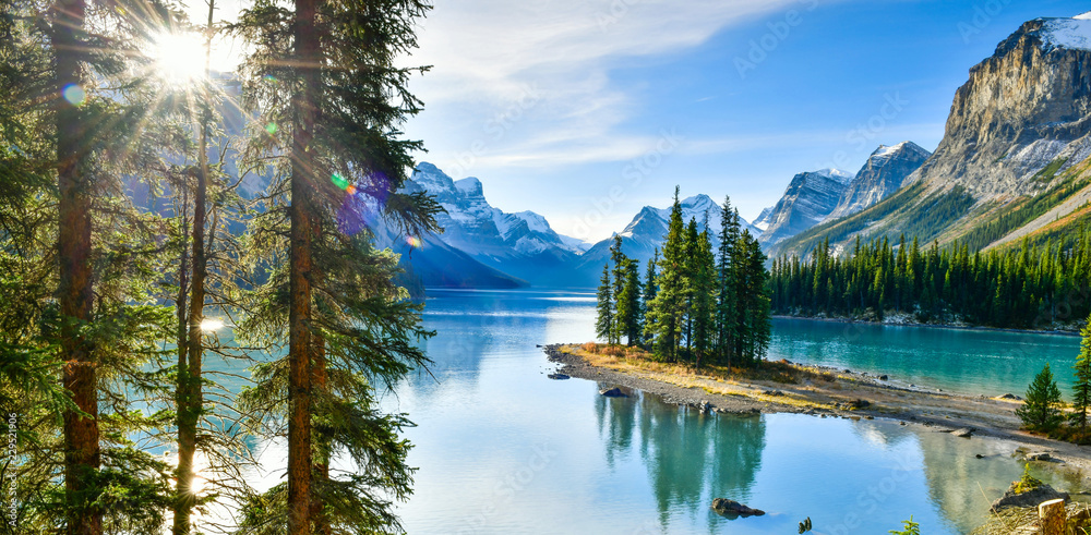 Fototapeta premium Panorama piękny widok Spirit Island w Maligne Lake, Park Narodowy Jasper, Alberta, Kanada