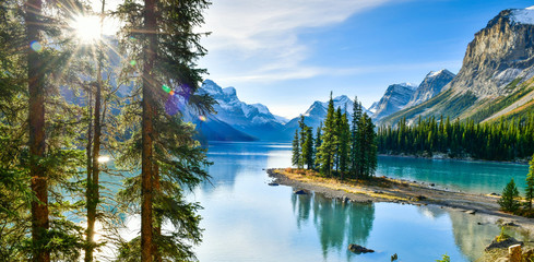 Fototapete Kanada Panoramablick auf die wunderschöne Spirit Island im Maligne Lake, Jasper National Park, Alberta, Kanada  © I Viewfinder