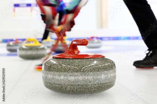 Foto Curling na lodzie.   Granitowe kamienie do gry w curling.