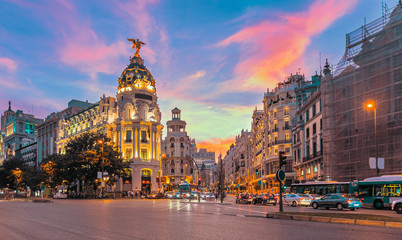 Acrylglasbilder Madrid Madrid Gran Via in der Dämmerung  © basiczto
