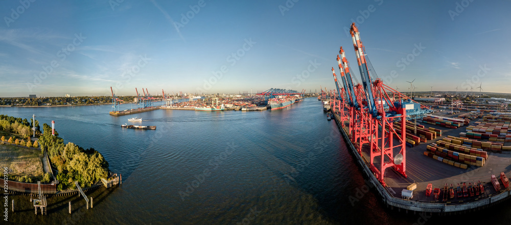 Luftaufnahme eines Containerterminals im Hamburger Hafen bei Sonnenuntergang