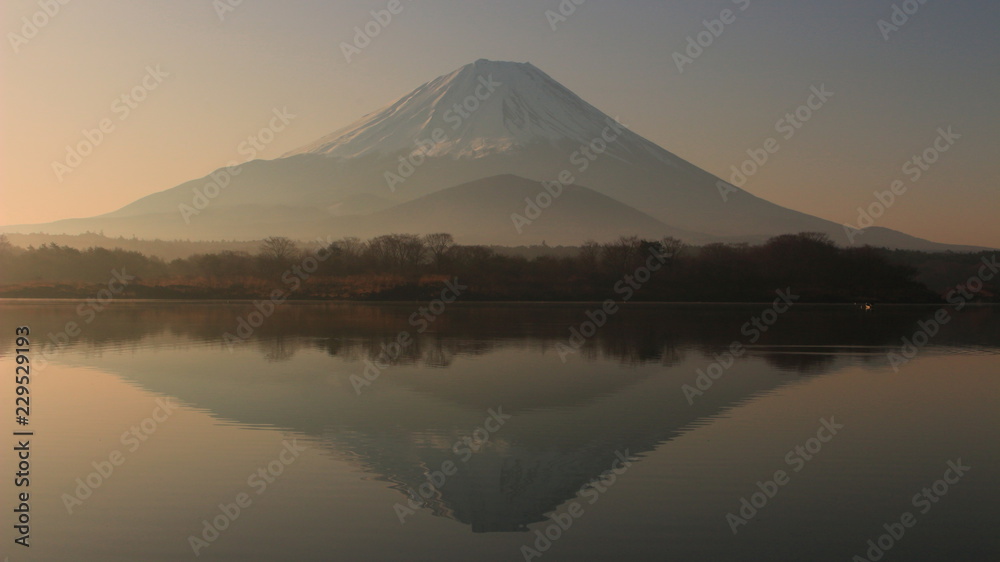逆さ富士　精進湖　山梨県　日本	