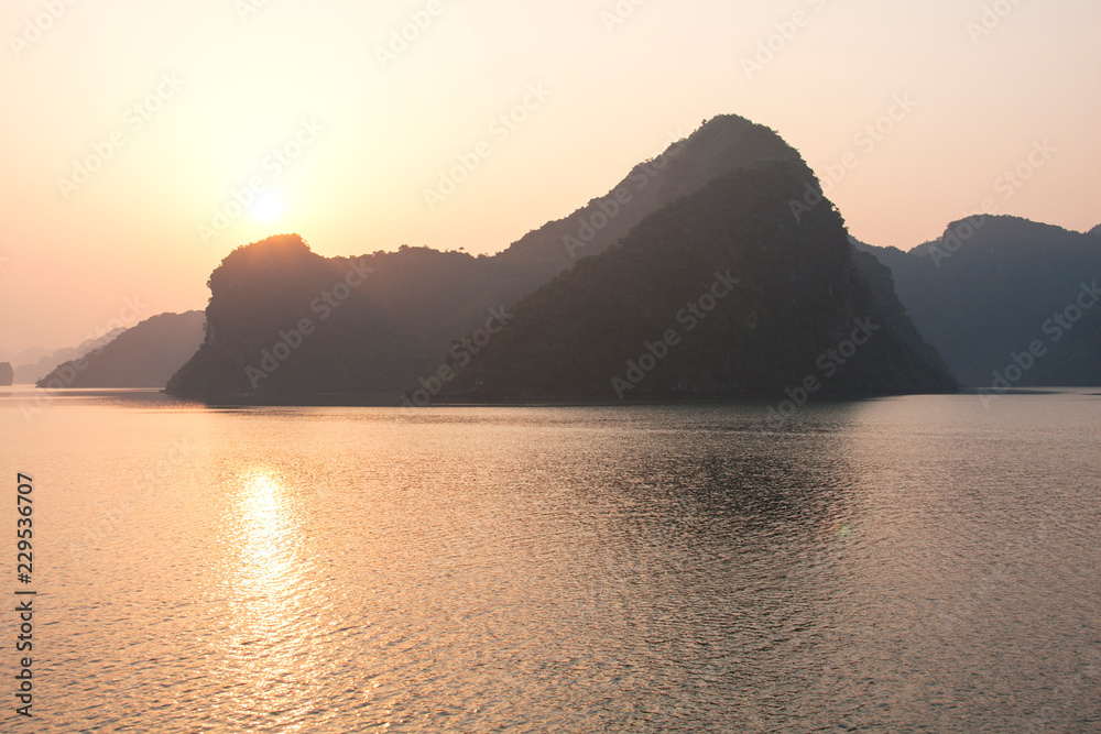Espectacular amanecer sobre una de las islas de la bahía de Ha Long Vietnam