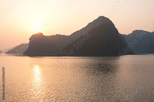 Espectacular amanecer sobre una de las islas de la bahía de Ha Long Vietnam