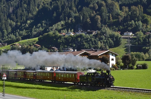 Dampfzug der Zillertalbahn bei Aschau