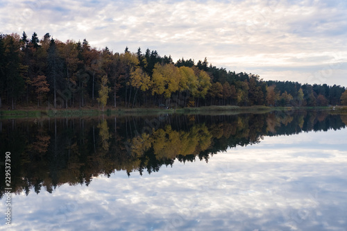 lake in autumn © Inga Pracute 