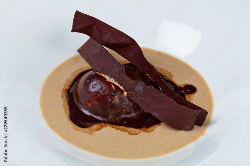 Otz-bero de helado de nueces y chocolate caliente Otz-bero de helado de nueces y chocolate caliente