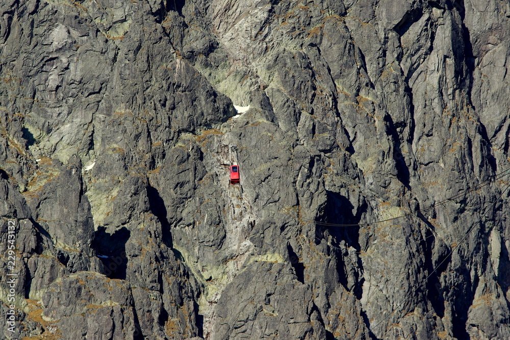 Alpejska kolejka górska, wjeżdżająca na tatrzański szczyt w Słowacji, Łomnicę - Lomnický štít Alpejska kolejka górska, wjeżdżająca na tatrzański szczyt w Słowacji, Łomnicę - Lomnický štít