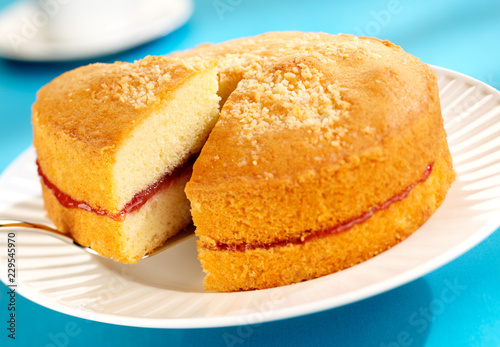 RASPBERRY SPONGE CAKE