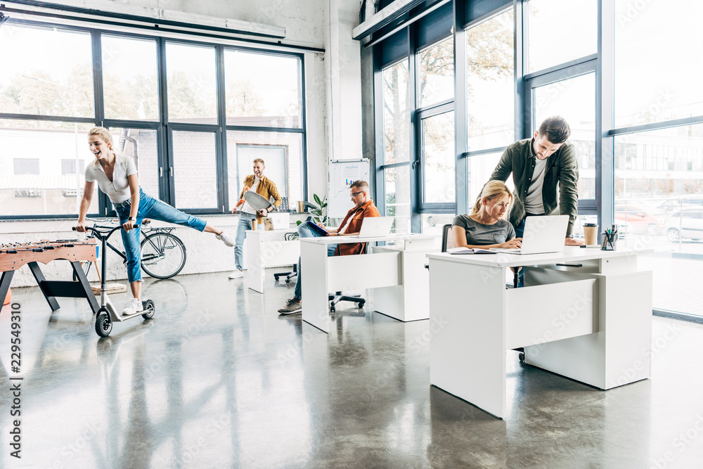 © LIGHTFIELD STUDIOS - Group of happy progressive entrepreneurs working on startup together at modern open space office © LIGHTFIELD STUDIOS - Group of happy progressive entrepreneurs working on startup together at modern open space office