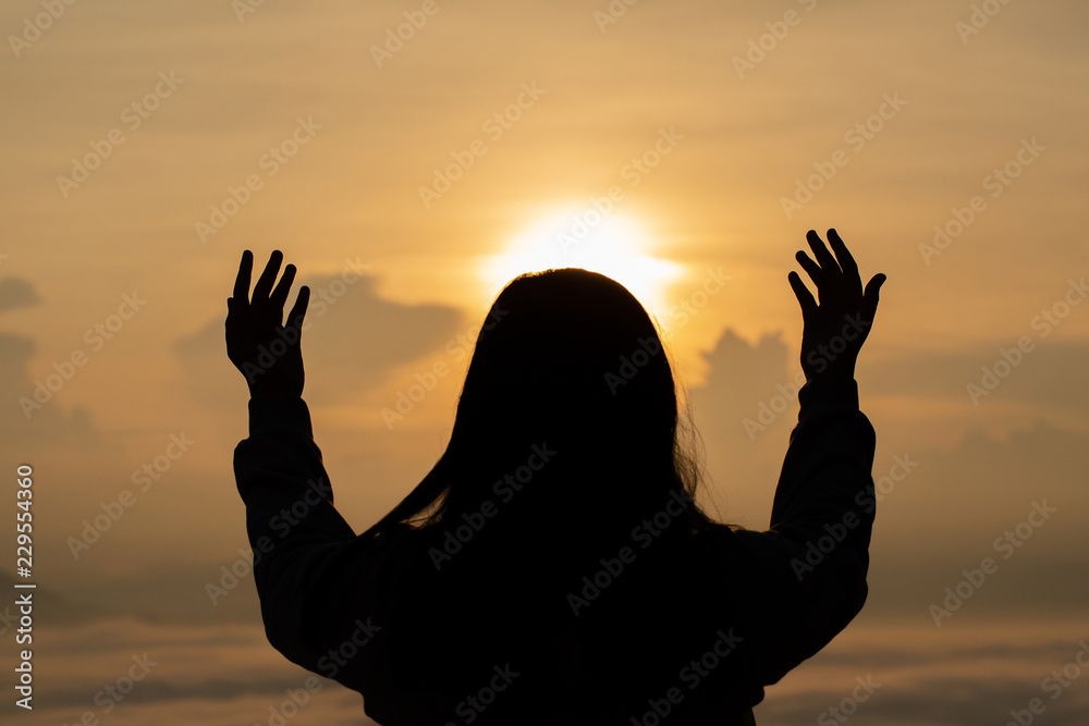 A beautiful girl raised her hand to pray. And promised myself. And the sun goes down. God bless you for the good.
