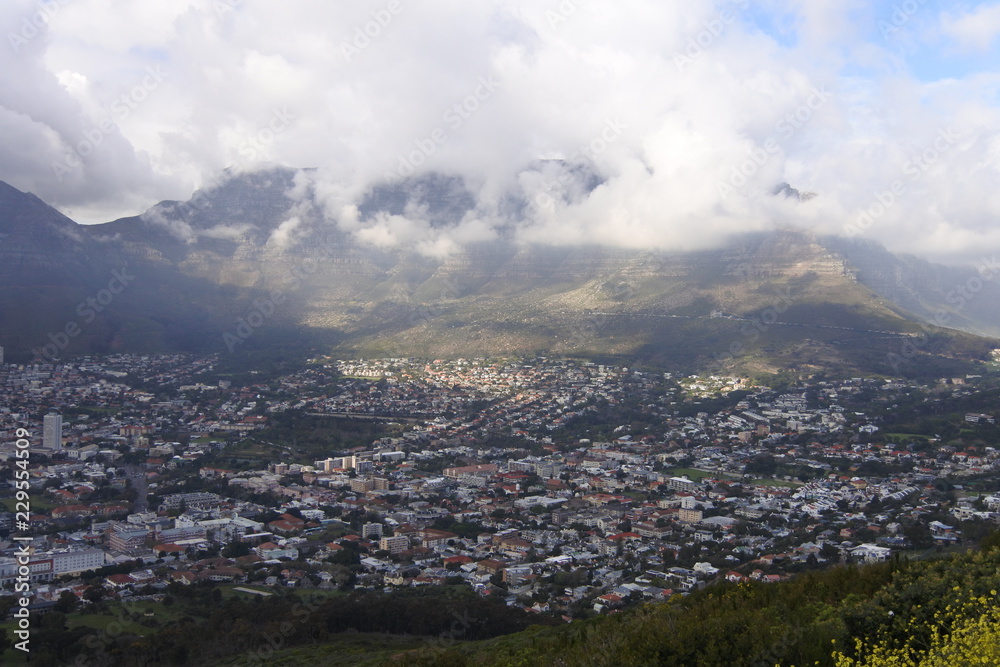 Der Tafelberg in Kapstadt in Wolken