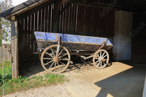 alte Kutsche auf einem Bauernhof