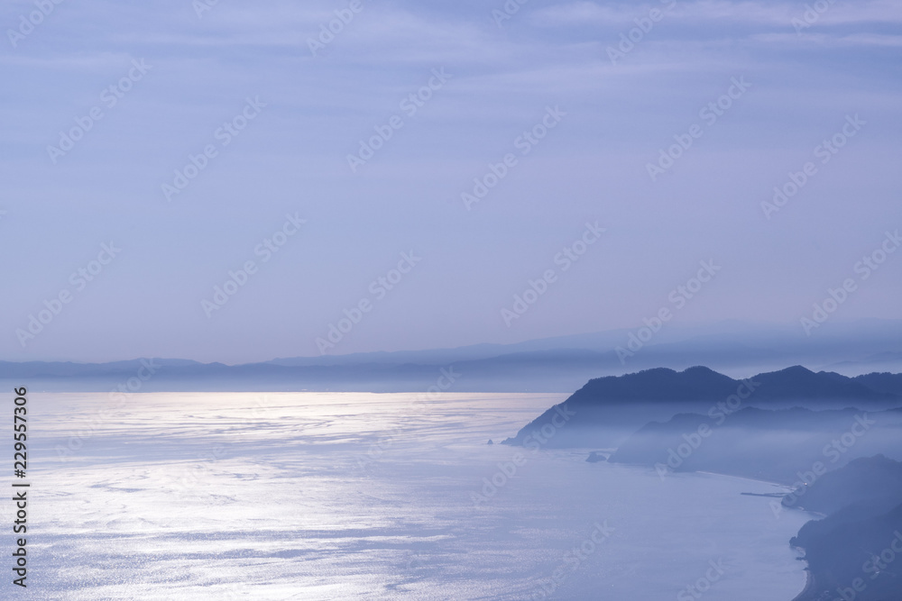 Obraz premium 霧のかかった海の風景 / 北海道伊達市の海岸