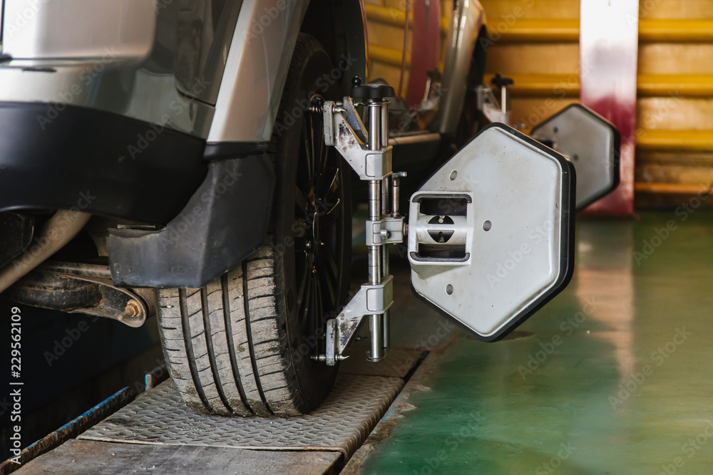 Car Steering Wheel Balancer Calibrate with laser reflector attach on