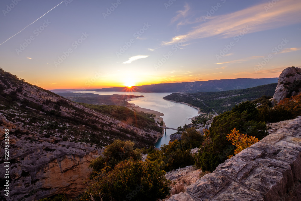 Vue panoramique sur le lac de Sainte-Croix, Provence, France. Coucher de soleil.