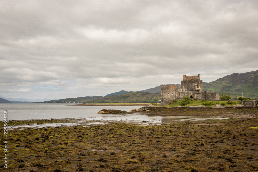 Castillo en la costa del mar en las altas tierras de escocia