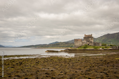 Castillo en la costa del mar en las altas tierras de escocia